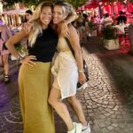 Claudia Albertario Instagram - Esos momentos únicos… así de divertidas siempre Anushka 🫶🫶 @analia_castellanos_ #friend #family #miami