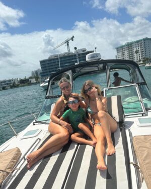 Claudia Albertario Instagram - Another day in the paradise.
Mas que agradecida 🤩🫶🙌
@festival_boat 
 
#miami #lifestyle #familytime