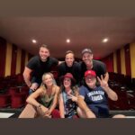 Claudia Albertario Instagram - … y un día tuvimos el honor que nos venga a ver el genio del autor de “Bajo Terapia” Ustedes saben que “Bajo Terapia” se hizo en mas de 20 paises y que en Espańa acaban de estrenar la pelicula? Es increíble lo que pasa con esta comedía maravillosa donde “nada es lo que parece” …y el remate de un final totalmente inesperado que los deja a todos con la boca abierta!!! Gracias Mati por tu texto tan brillante que nos hace flotar en cada funcion!!! @matiasdelfe ♥️ Gracias a nuestro publico por sus aplausos de pié en cada funcion!! ♥️ Vos estas dispuesto a reir sin parar??? Sabados 8.30pm Domingos 5pm Teatro 8 Pide tus tickets en Teatro8.com #comedia #comedy #teatro #latina #actors