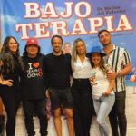 Claudia Albertario Instagram - … y un día tuvimos el honor que nos venga a ver el genio del autor de “Bajo Terapia” Ustedes saben que “Bajo Terapia” se hizo en mas de 20 paises y que en Espańa acaban de estrenar la pelicula? Es increíble lo que pasa con esta comedía maravillosa donde “nada es lo que parece” …y el remate de un final totalmente inesperado que los deja a todos con la boca abierta!!! Gracias Mati por tu texto tan brillante que nos hace flotar en cada funcion!!! @matiasdelfe ♥️ Gracias a nuestro publico por sus aplausos de pié en cada funcion!! ♥️ Vos estas dispuesto a reir sin parar??? Sabados 8.30pm Domingos 5pm Teatro 8 Pide tus tickets en Teatro8.com #comedia #comedy #teatro #latina #actors