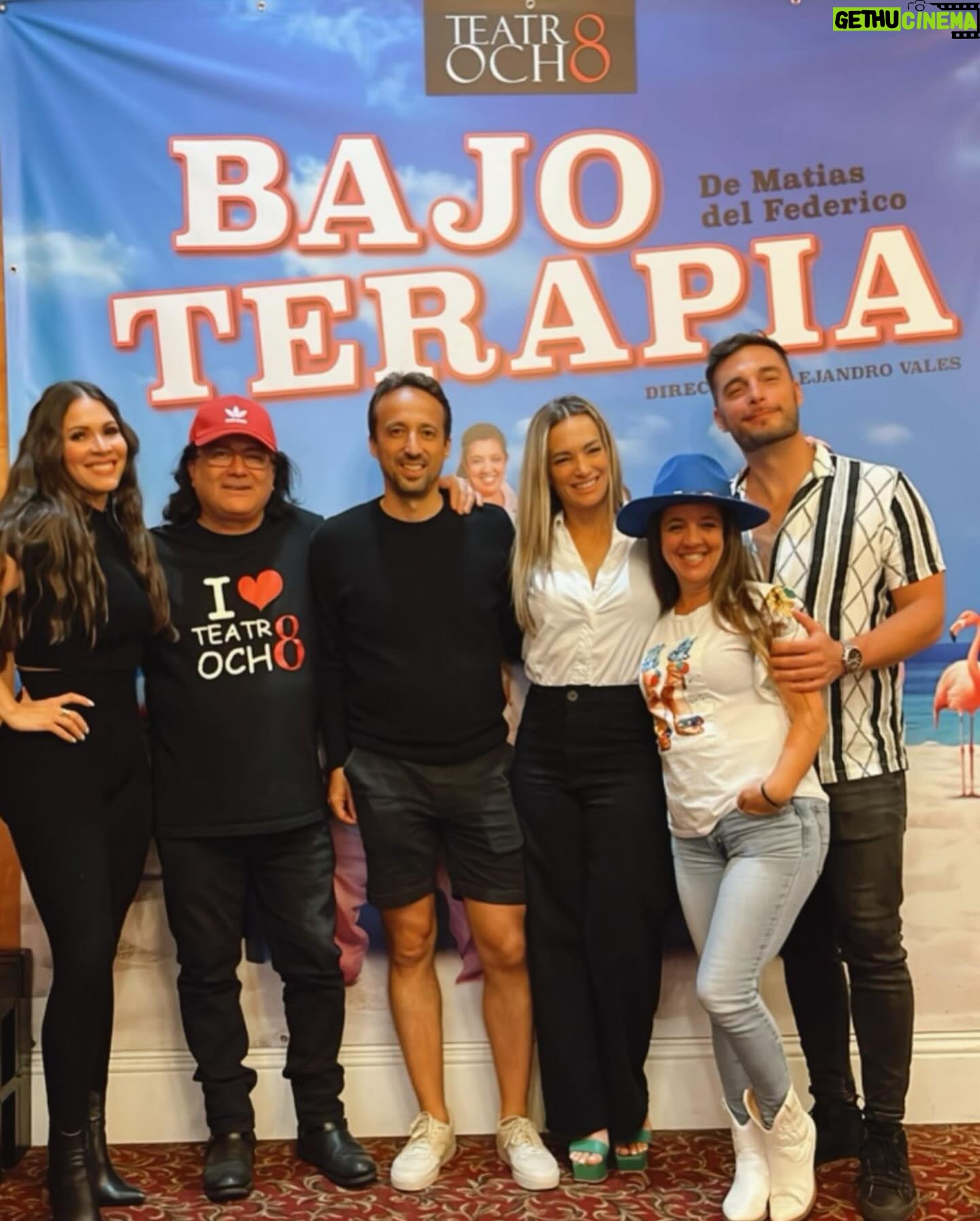 Claudia Albertario Instagram - … y un día tuvimos el honor que nos venga a ver el genio del autor de “Bajo Terapia” Ustedes saben que “Bajo Terapia” se hizo en mas de 20 paises y que en Espańa acaban de estrenar la pelicula? Es increíble lo que pasa con esta comedía maravillosa donde “nada es lo que parece” …y el remate de un final totalmente inesperado que los deja a todos con la boca abierta!!! Gracias Mati por tu texto tan brillante que nos hace flotar en cada funcion!!! @matiasdelfe ♥️ Gracias a nuestro publico por sus aplausos de pié en cada funcion!! ♥️ Vos estas dispuesto a reir sin parar??? Sabados 8.30pm Domingos 5pm Teatro 8 Pide tus tickets en Teatro8.com #comedia #comedy #teatro #latina #actors