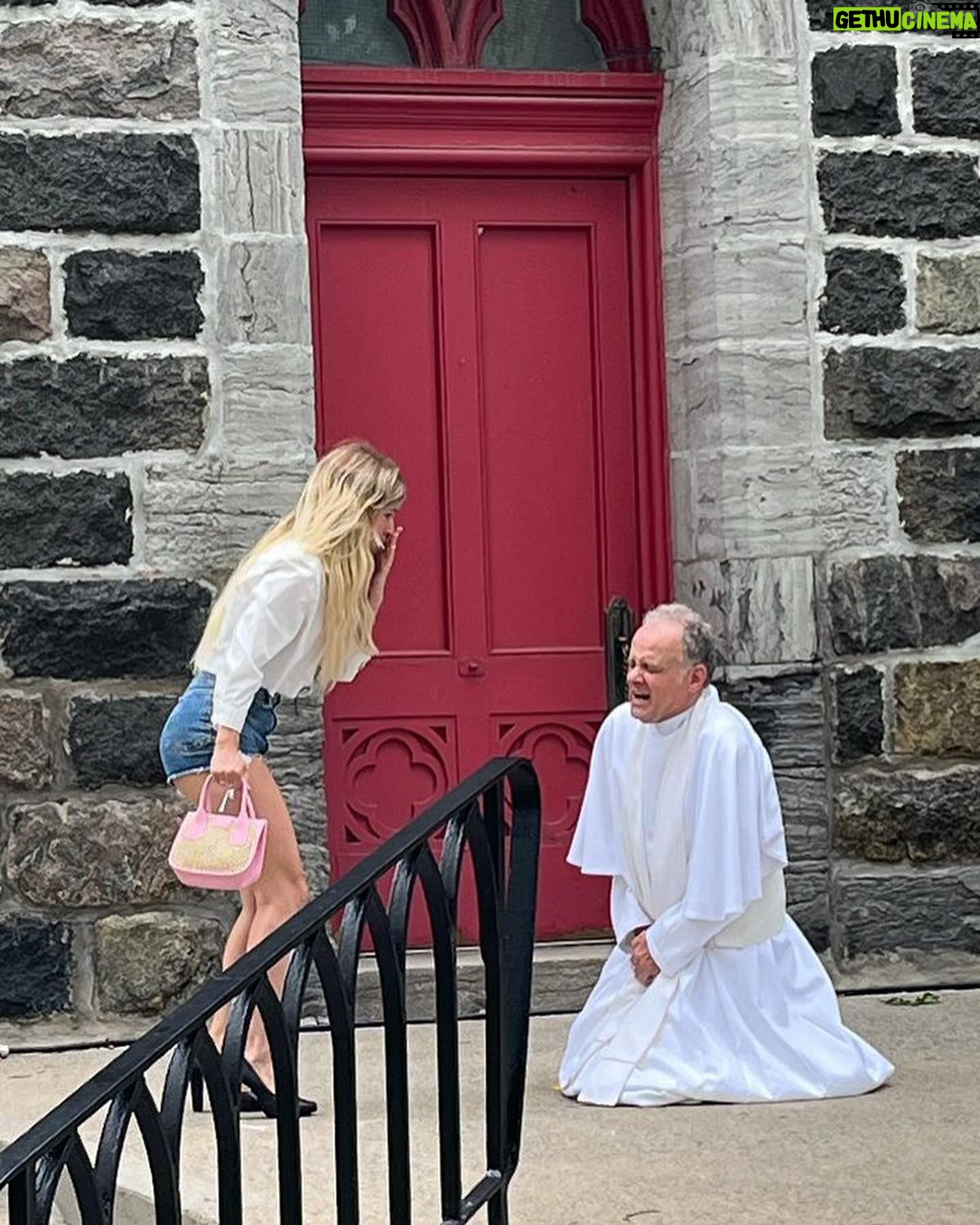 Claudia Bouvette Instagram - Bienvenue à Saint-Jean-Du-Lac @noovo.ca 🐉👻🩲🕷️🌚🍬🥊🧩🥷🏻💀