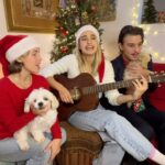 Claudia Bouvette Instagram - Trois chiens et leurs lutins 🎅🏼💝⛄️🎿💌🦴