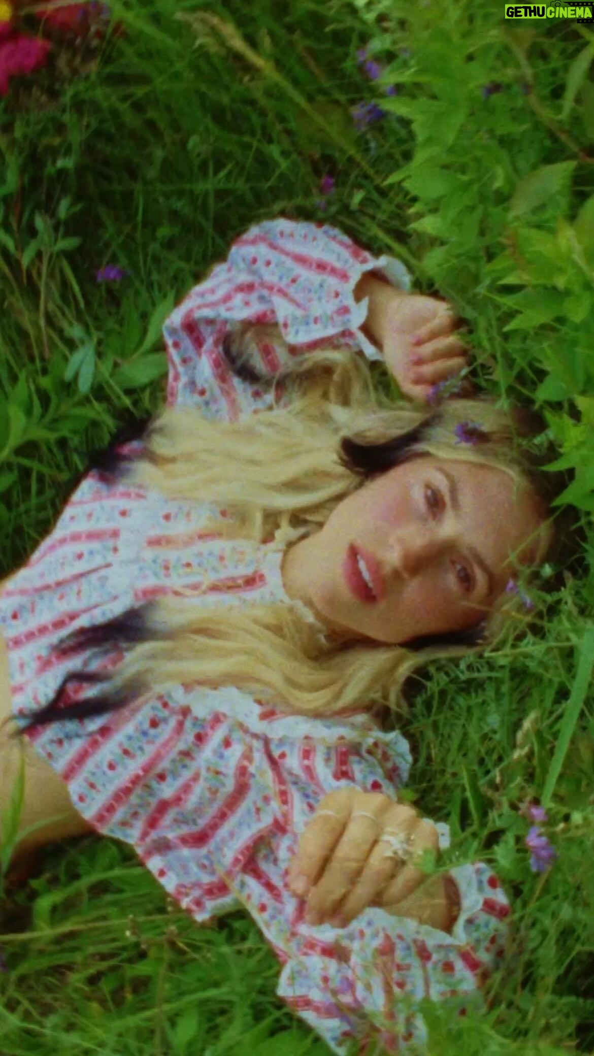 Claudia Bouvette Instagram - Oh don’t just daydream Feel the sand and sun No more stalling No more walls See I love me lately I hit the dirt and run High on feeling this open ceiling 🌾