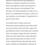 Claudia Campolina Instagram – Como vocês sabem, em razão de um vídeo do Mundo Invertido que viralizou, tenho sofrido uma série de ataques nos últimos dias.

Homens não suportaram ouvir o que mulheres ouvem diariamente numa ficção e se dividiram entre dois grupos:

Os que não suportaram eu chamá-los de velhos aos 30 anos, questionar a potência da pingola e falar da calvice e por isso partiram pra agressões gerais “mulher que envelhece mal, tia”, “vc tá amargurada”, senta no meu colo pra vc ver” e outras baixarias

Ou seja, comprovaram que são reflexo da minha personagem e não suportaram ser tratados como tratam mulheres 

E os que fingiram suportar ouvir, mas disseram que eu tenho ódio de homens e que sou uma feminista radical que quer causar divisão 

Como assim, gente? Eu tenho até amigos homens. Kkkkkk 

Piadas a parte, ficou claro que esses vieram fingir que entenderam que era ironia, na verdade também se doeram e ficaram reativos! 

Começaram a procurar problema na série e inventar diagnósticos sobre mim, sendo que tudo que viram foi uma personagem e não eu. 

Tudo para não lidar com o problema real do machismo e de seus próprios equívocos 

Aliás, eu respondi como personagem muitas vezes e algumas poucas vezes respondi como a autora da personagem tb. 

Deixo alguns trechos dessa entrevista que dei para o @midianinja e @planetaella aqui porque chegou mta gente nos últimos dias também! 

Pensei ser importante mostrar pra vocês mais sobre a minha criação. 

Sejam bem-vindos e bem-vindas.

Por último, alguns homens me apoiaram no tal reels polêmico (importante ressaltar), e outros fizeram o correto ao entender o vídeo como realidade e não como ficção: Não partiram nem para o ataque e nem para defensiva! Apenas questionaram o teor! 

Palmas pra eles! O teor é horrível, seja saindo da boca de uma mulher, seja saindo da boca de um homem. 

Espero que eles se indignem assim toda vez que ouvirem esses absurdos de um homem por aqui, na reunião da família ou no grupo de amigos! 

Espero seguir causando muita separação tb, como me disseram alguns. Não a separação entre homens e mulheres, mas sim entre seres humanos e o machismo! Que cada mulher se emancipe de cada machista que a rodeia