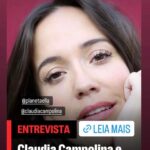 Claudia Campolina Instagram - Como vocês sabem, em razão de um vídeo do Mundo Invertido que viralizou, tenho sofrido uma série de ataques nos últimos dias. Homens não suportaram ouvir o que mulheres ouvem diariamente numa ficção e se dividiram entre dois grupos: Os que não suportaram eu chamá-los de velhos aos 30 anos, questionar a potência da pingola e falar da calvice e por isso partiram pra agressões gerais “mulher que envelhece mal, tia”, “vc tá amargurada”, senta no meu colo pra vc ver” e outras baixarias Ou seja, comprovaram que são reflexo da minha personagem e não suportaram ser tratados como tratam mulheres E os que fingiram suportar ouvir, mas disseram que eu tenho ódio de homens e que sou uma feminista radical que quer causar divisão Como assim, gente? Eu tenho até amigos homens. Kkkkkk Piadas a parte, ficou claro que esses vieram fingir que entenderam que era ironia, na verdade também se doeram e ficaram reativos! Começaram a procurar problema na série e inventar diagnósticos sobre mim, sendo que tudo que viram foi uma personagem e não eu. Tudo para não lidar com o problema real do machismo e de seus próprios equívocos Aliás, eu respondi como personagem muitas vezes e algumas poucas vezes respondi como a autora da personagem tb. Deixo alguns trechos dessa entrevista que dei para o @midianinja e @planetaella aqui porque chegou mta gente nos últimos dias também! Pensei ser importante mostrar pra vocês mais sobre a minha criação. Sejam bem-vindos e bem-vindas. Por último, alguns homens me apoiaram no tal reels polêmico (importante ressaltar), e outros fizeram o correto ao entender o vídeo como realidade e não como ficção: Não partiram nem para o ataque e nem para defensiva! Apenas questionaram o teor! Palmas pra eles! O teor é horrível, seja saindo da boca de uma mulher, seja saindo da boca de um homem. Espero que eles se indignem assim toda vez que ouvirem esses absurdos de um homem por aqui, na reunião da família ou no grupo de amigos! Espero seguir causando muita separação tb, como me disseram alguns. Não a separação entre homens e mulheres, mas sim entre seres humanos e o machismo! Que cada mulher se emancipe de cada machista que a rodeia