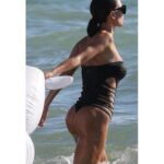 Claudia Galanti Instagram – E così con il sole e le grandi esplosioni di foglie che crescono sugli alberi, proprio come le cose crescono nei film veloci, avevo quella convinzione familiare che la vita stesse ricominciando di nuovo con l’estate “. Waiting for you ❤️ #summervibes