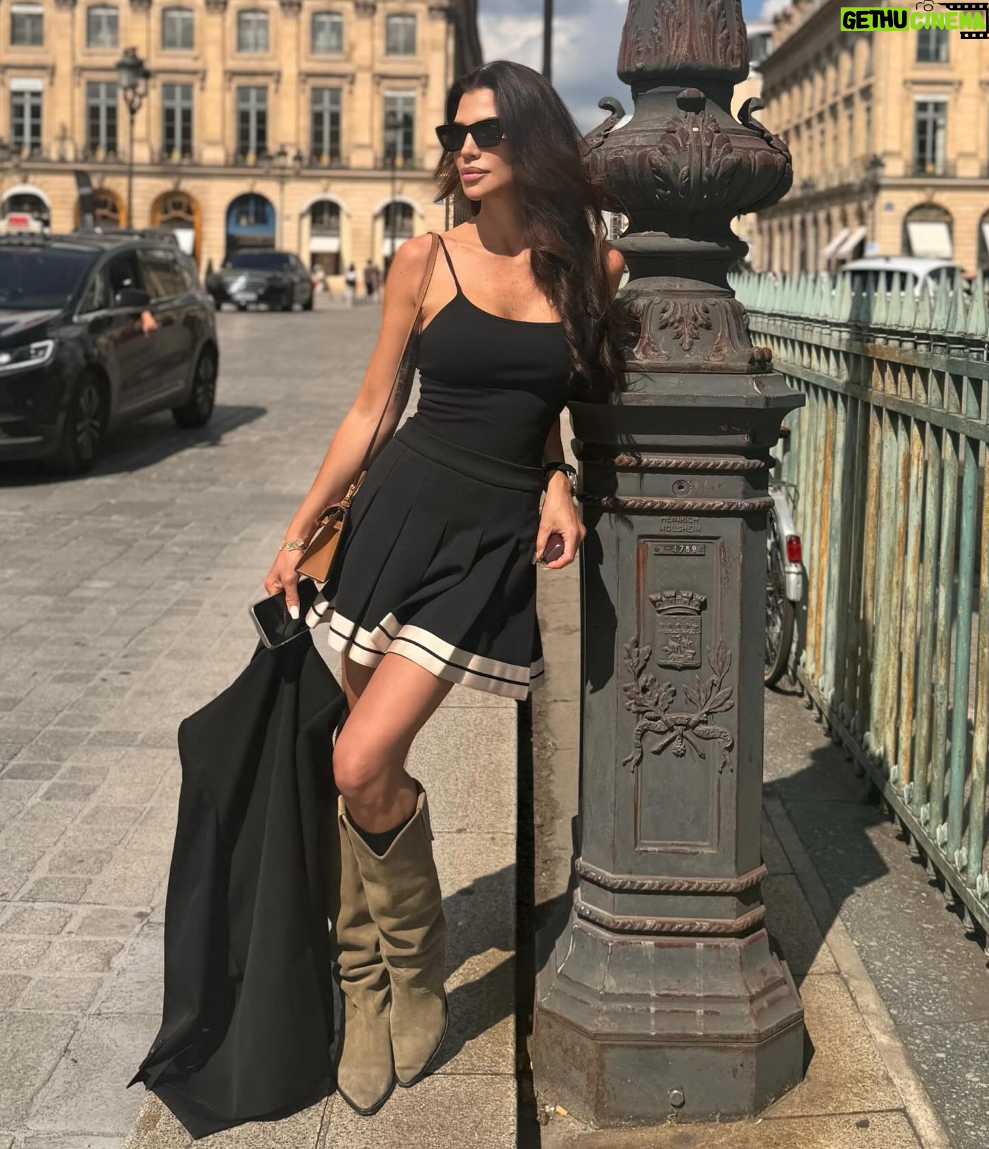 Claudia Galanti Instagram - L’amour, Les baguettes ,Paris . ❤️