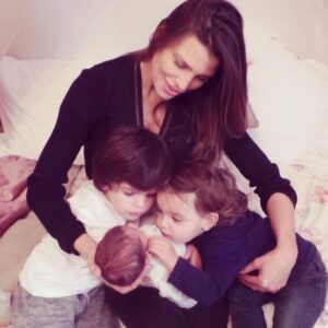 Claudia Galanti Instagram - There is no love more deep and true than the love I give to all of you « I loved you yesterday. I love you still. I always have. I always will. » #happyvalentinesday ❤️❤️❤️❤️ Questo  San Valentino volevo dedicarlo a voi amori miei che siete la mia più grande forza 💫  e buon San Valentino a tutti voi pieno di amore e serenità 🙏❤️