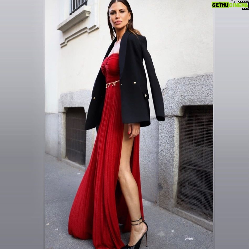 Claudia Galanti Instagram - There is a shade of red for every woman 😘 @elisabettafranchi ❤️