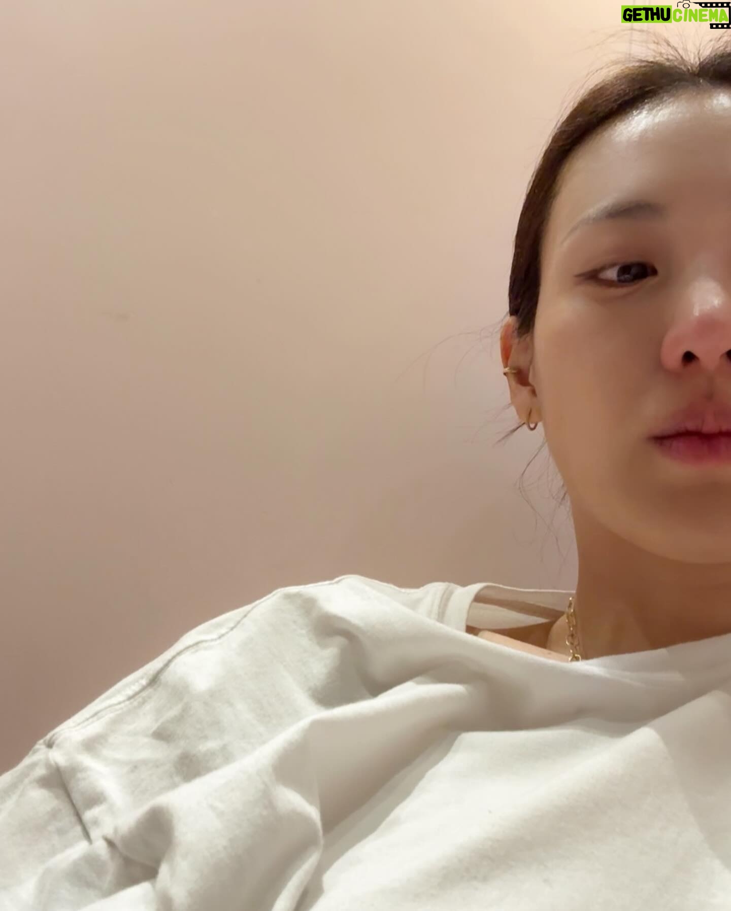 Claudia Kim Instagram - 눈물의 golf meditation. 오늘같은 날은, 골프, 너 때문에 마음이 아파.