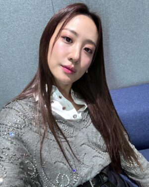 Claudia Kim Instagram - press day!

Get ready to watch our first episode on @jtbcdrama and @tving.official on May 4th 10:30 pm KST and also on @netflixkr starting May 5th 🤍

#TheAtypicalFamily #히어로는아닙니다만
