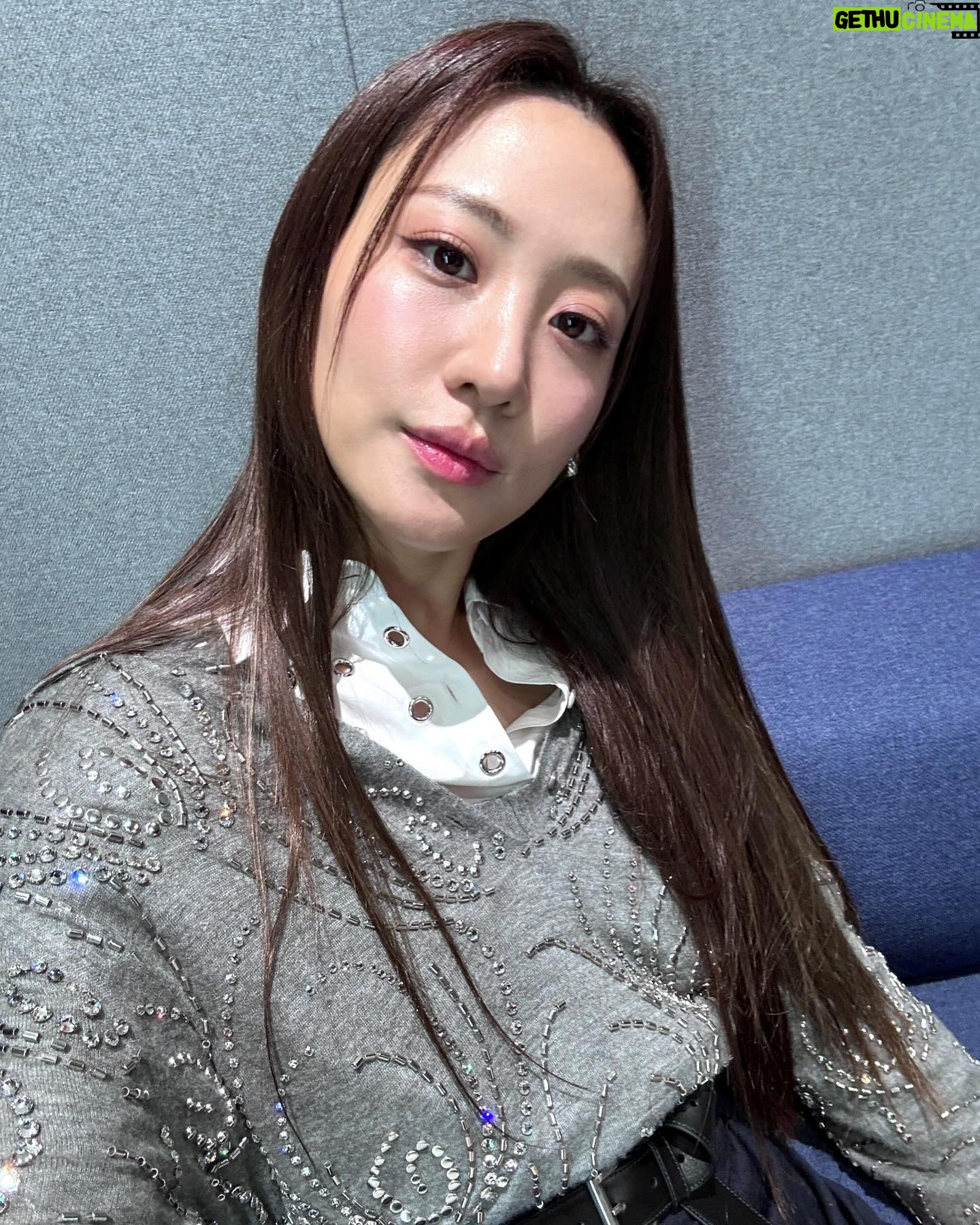 Claudia Kim - 87.1K Likes - press day!
Get ready to watch our first episode on @jtbcdrama and @tving.official on May 4th 10:30 pm KST and also on @netflixkr starting May 5th 🤍
#TheAtypicalFamily #히어로는아닙니다만