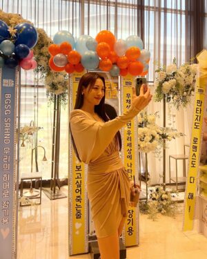 Claudia Kim Instagram - 드디어 히어로는 아닙니다만 제작발표회 날이에요! 우리 히어로 가족들 사랑해요 🫶🏻 모두 고생했어요 
( 기자님들 사진들 감사해요 🤍 )

#히어로는아닙니다만 @jtbcdrama #TVING #NETFLIX 
#TheAtypicalFamily