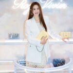 Claudia Kim Instagram - 몽글몽글 캔디 클라우드 가득한 @rogervivier 팝업 💗 Dreamy Couture. Vivier 💗 #AD #로저비비에 #RogerViVier #GherardoFelloni #CandyClouds
