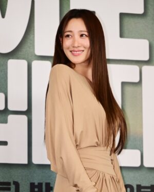 Claudia Kim Instagram - 드디어 히어로는 아닙니다만 제작발표회 날이에요! 우리 히어로 가족들 사랑해요 🫶🏻 모두 고생했어요 
( 기자님들 사진들 감사해요 🤍 )

#히어로는아닙니다만 @jtbcdrama #TVING #NETFLIX 
#TheAtypicalFamily