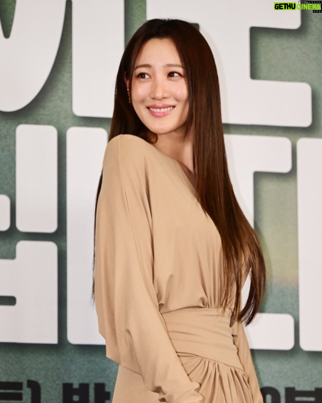 Claudia Kim - 64.4K Likes - 드디어 히어로는 아닙니다만 제작발표회 날이에요! 우리 히어로 가족들 사랑해요 🫶🏻 모두 고생했어요
( 기자님들 사진들 감사해요 🤍 )
#히어로는아닙니다만 @jtbcdrama #TVING #NETFLIX
#TheAtypicalFamily
