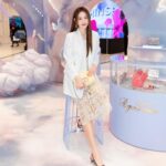 Claudia Kim Instagram - 몽글몽글 캔디 클라우드 가득한 @rogervivier 팝업 💗 Dreamy Couture. Vivier 💗 #AD #로저비비에 #RogerViVier #GherardoFelloni #CandyClouds