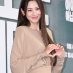 Claudia Kim Instagram – 드디어 히어로는 아닙니다만 제작발표회 날이에요! 우리 히어로 가족들 사랑해요 🫶🏻 모두 고생했어요 
( 기자님들 사진들 감사해요 🤍 )

#히어로는아닙니다만 @jtbcdrama #TVING #NETFLIX 
#TheAtypicalFamily