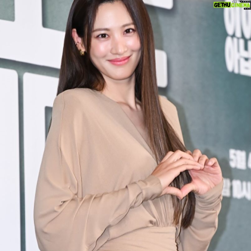 Claudia Kim - 64.4K Likes - 드디어 히어로는 아닙니다만 제작발표회 날이에요! 우리 히어로 가족들 사랑해요 🫶🏻 모두 고생했어요
( 기자님들 사진들 감사해요 🤍 )
#히어로는아닙니다만 @jtbcdrama #TVING #NETFLIX
#TheAtypicalFamily