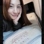 Claudia Kim Instagram – my KELLY LOMBARD healing space ✨

KELLY-
오래 믿고 써온 시몬스. 이번엔 변해가는 몸 상태에 맞춰 뷰티레스트 블랙 컬렉션 켈리 매트리스로 업그레이드했어요. 자체로도 예쁘고 고급스러운 린넨 소재에 소프트하게 몸을 감싸주는 덕에 몸도 덜 아프고, 포근해요 🖤

LOMBARD-
30년대 시몬스 프레임을 재해석했다해서 도전해본 블랙 롬바드. 차갑지 않은 클래식 모던 무드에 지문도 찍히지 않고 늘 깨끗하게 유지되는 신기한 프레임이에요 🖤 

@simmonskorea 🖤
#시몬스 #시몬스침대 #침대추천 #신혼침대 #뷰티레스트블랙
