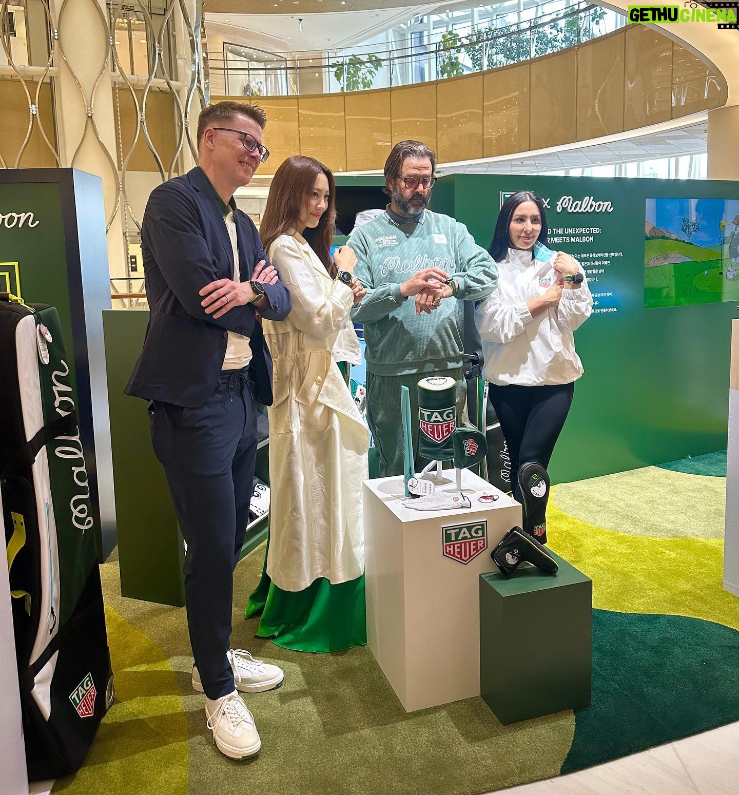 Claudia Kim Instagram - TAG meets Malbon golf ๐๐ค๐ ๋ง๋ณธ ๋ฒํท์ด ๊น๋นก ๊น๋นก ์์ง์ด๋ ๊ณจํ ์ฑ ๊ธฐ๋ฅ์ด ์๋ ์๊ณ. ๊ณจํ ์๊ณ ์์ด ๋ฒํ
ผ๋๋ฐ ์ ๊ฐ์ ธ์ผ๊ฒ ๋ค! #ad @tagheuer #TAGHeuerXMalbon #ํ๊ทธํธ์ด์ด #๋ง๋ณธ๊ณจํ #connectedcaliberE4golfedition