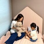 Claudia Kim Instagram - happy children’s day to my bestest buddy🧸🩵 아이들이 가장 원하는건 사실 단순히 시간을 함께 보내는거. 연이은 휴일이 힘들기도 하지만 바쁜 일 없이 종일 놀고, 같이 잠드는 이 시간이 정말 소중해요 🩵 연휴의 마지막까지 행복하게 보내세요! 휴일의 여유를 이용해 방도 새로 꾸며봤어요✨ @simmonskorea #시몬스 #뷰티레스트지젤 #시몬스침대 #침대추천 #키즈침대 #아이침대