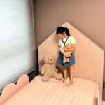 Claudia Kim Instagram - happy children’s day to my bestest buddy🧸🩵 아이들이 가장 원하는건 사실 단순히 시간을 함께 보내는거. 연이은 휴일이 힘들기도 하지만 바쁜 일 없이 종일 놀고, 같이 잠드는 이 시간이 정말 소중해요 🩵 연휴의 마지막까지 행복하게 보내세요! 휴일의 여유를 이용해 방도 새로 꾸며봤어요✨ @simmonskorea #시몬스 #뷰티레스트지젤 #시몬스침대 #침대추천 #키즈침대 #아이침대