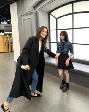 Claudia Kim Instagram - love this girl.

동희고모 오랜만에 봤다고
낯설어하지마~ 나야🤍 
복.동.희!

@soi_hami @yg_stage #ygfamily
