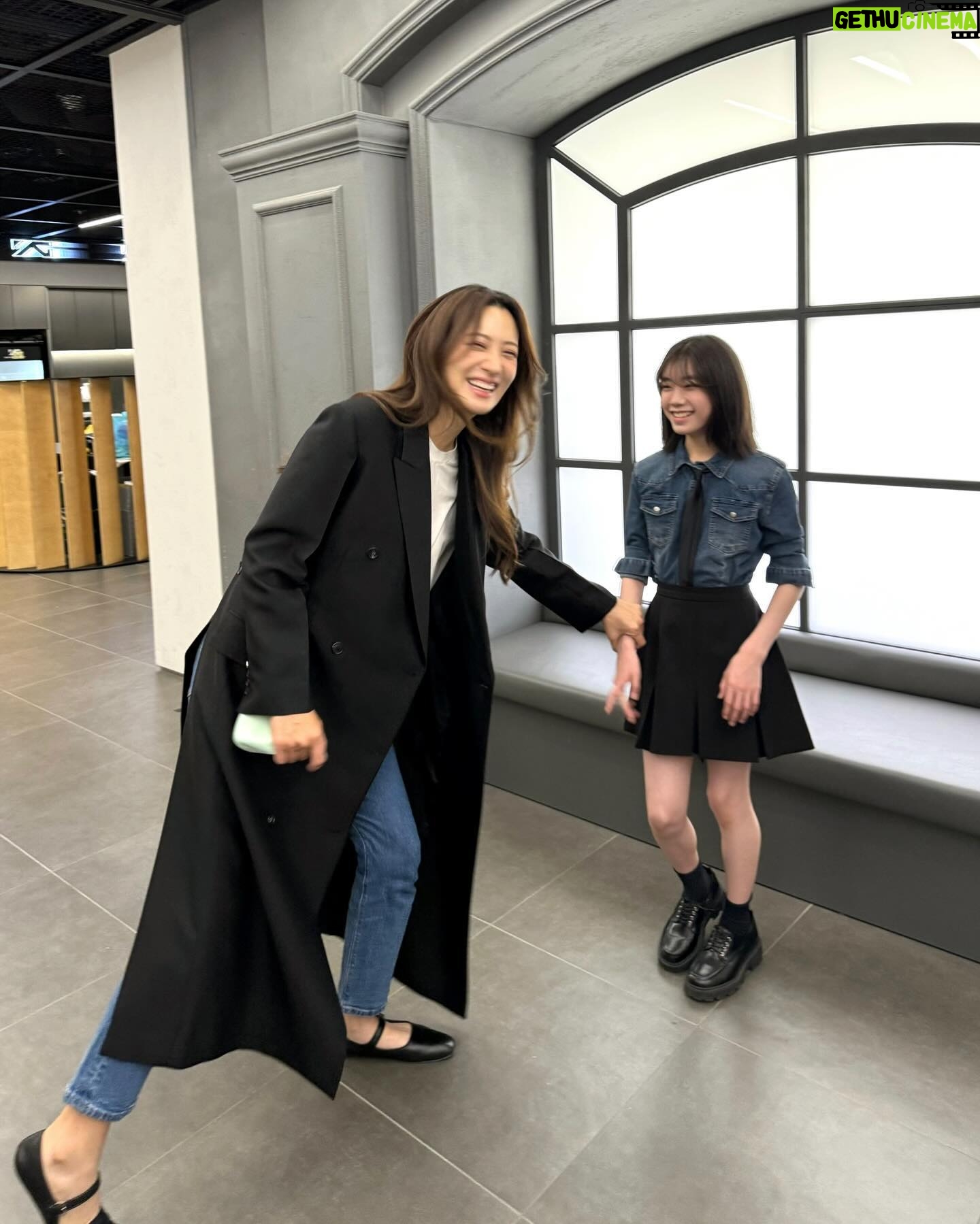 Claudia Kim - 104.9K Likes - love this girl.
동희고모 오랜만에 봤다고
낯설어하지마~ 나야🤍
복.동.희!
@soi_hami @yg_stage #ygfamily