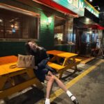 Claudia Kim Instagram - 오래된 골목길들 구석구석 걷고, 새로 생긴 감성 있는 맛집들도 찾아가고. 서울의 올드 & 뉴 🖤 #PradaGalleria #adv