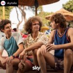 Claudia Pandolfi Instagram - Cosa succederebbe se, per risolvere una misteriosa sparizione, vi ritrovaste catapultati nell'estate del 1990? #UnEstateFa da ottobre su Sky. #SkyOriginal Foto: @francesco_berardinelli