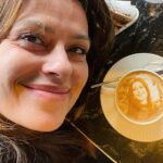 Claudia Pandolfi Instagram – Una tizia entra in un cappuccino.
Splash.