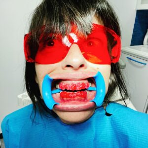 Claudia Pandolfi Instagram - Non descriverei, ma meglio rispondere subito alla domanda: cos’è?
Trattasi di igiene dentale e quelle cose lì.