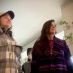 Claudia Pandolfi Instagram – Qua si applaude forte alla mia andata via.
Che a pensarci bene può non essere una bella cosa.
@themartasav 
@fanei 
@mancadavide
@lucagrillomosby
@marco.grillo.7967 
@fabulapictures 
#unestatefa