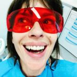 Claudia Pandolfi Instagram - Non descriverei, ma meglio rispondere subito alla domanda: cos’è? Trattasi di igiene dentale e quelle cose lì.