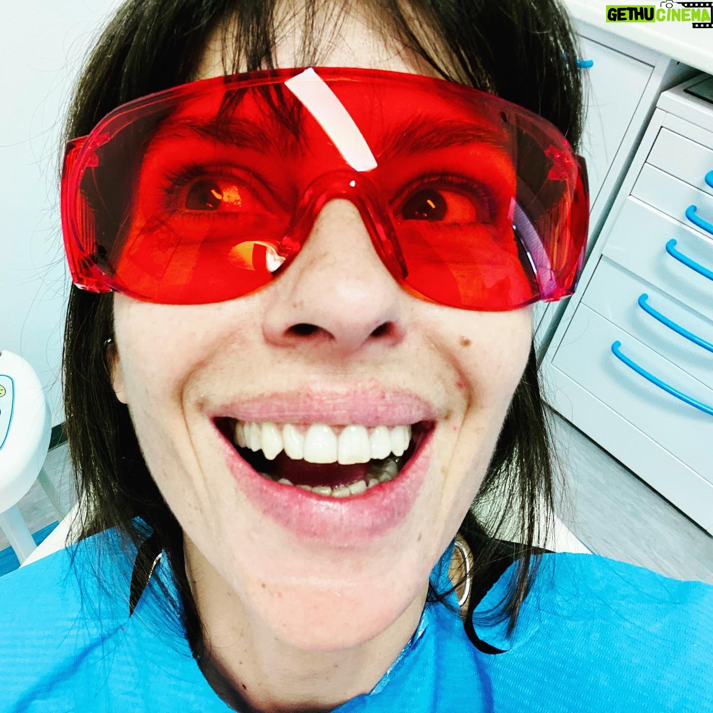 Claudia Pandolfi - 5.9K Likes - Non descriverei, ma meglio rispondere subito alla domanda: cos’è?
Trattasi di igiene dentale e quelle cose lì.