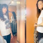 Claudia Pandolfi Instagram - L’ultimo giorno. Lei è la costumista. “Giorgia, oggi vuoi vestire tu Anita?” Lo ha fatto. Da testa a piedi. I love you sister ❤️ @giorgiaguglielman • Hey • Pixies #unprofessore @banijaystudios