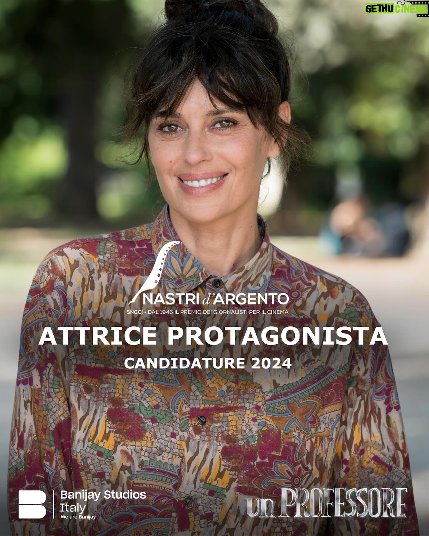 Claudia Pandolfi Instagram - Sono 3 le candidature per #UnProfessore2 ai @nastridargento 2024 🤩 #UnProfessore #AlessandroGassmann #ClaudiaPandolfi #NicolasMaupas #DamianoGavino #DomenicoCuomo #Rai1 #RaiPlay #BanijayStudiosItaly #WeAreBanijay #nastridargento #nastridargentograndiserie #nastridargentograndiserie2024