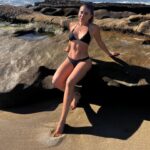 Claudia Zepeda Instagram – 1. Mi hábitat natural. 🌊
2. Unas plantitas que compré.🌱
3. 🍑
4. Sunset surfing 🏄🏻‍♂️ 
5. Selfie porque nos sentimos linda. 🌻
6. Delicia de cena (comté, mi nuevo queso favorito) 🧀
7. Más bikini porque ajá 👙
8. California sunsets 🌅