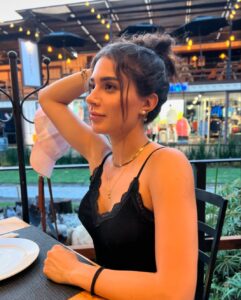 Claudia Zepeda Instagram - Hazte un chongo, tomate un vino y a darle, mija. 😎