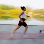 Claudia Zepeda Instagram - Dos semanas para los 21k de San Diego y debo admitir que no me siento lista, tengo nervio y miedo de no lograr mi objetivo. Sin contar que hace una semana se me alocó la cabeza y me inscribí a los 42k de la CDMX, nunca he corrido más de medio maratón, cabe aclarar. 🫠🤭 Siento que no me he entrenado como debería, entre tanta clase 🚲, desvelada, viajes y estrés. Además de que cada vez me veo correr siento que corro lo más chueca posible. 🥲😂 Pero con todo y todo, nos vemos en 2 semanas San Diego. 🫡✨ Agradecida de ser parte de @hound.run y de la bonita comunidad que tienen. ✨🫶 Gracias por la foto @danymiitre 🩵