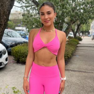 Claudia Zepeda Instagram - Yo ya siento que es verano y eso amerita nuevos outfits para entrenar @galvisportswear ¿Cuál prefieres 🩷 o 💚? 
20% de descuento “ClauZepeda24”