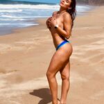 Claudia Zepeda Instagram - Así empezamos el 2024, ligera y libre. Esa es mi palabra de este año LIGERA. Sin juicios, sin sobre pensar, sin cargar con palabras o hábitos viejos míos y de otros, soltar esa mochila llena de piedras que pesan día con día. 🌊 El otro día en una meditación escuché como despedir tu versión pasada para darle entrada al nuevo YO agradeciendo lo que fuiste, lo que te hizo fuerte y capaz entrando al mar, con la puesta del sol, dejando fluir lo que ya no necesitas y lo que ya no eres como las olas del mar creando espacio para la entrada de tu nueva y distinta versión. 🩵 Eso fue lo que hice al salir del mar corriendo libre, y eso es lo que significa la foto.