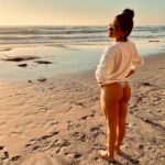 Claudia Zepeda Instagram – 1. Mi hábitat natural. 🌊
2. Unas plantitas que compré.🌱
3. 🍑
4. Sunset surfing 🏄🏻‍♂️ 
5. Selfie porque nos sentimos linda. 🌻
6. Delicia de cena (comté, mi nuevo queso favorito) 🧀
7. Más bikini porque ajá 👙
8. California sunsets 🌅