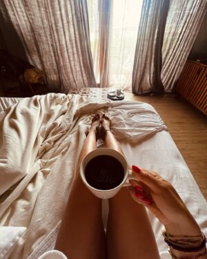 Claudia Zepeda Instagram - Entre cervezas, 
Café con vista al mar,
Una  mirada azul, 
Atardeceres  rosas, 
Perros felices,
Orgasmos culinarios,
Lugares nuevos y secretos, 
Miradas de pasión, 
Y un poco de surf.