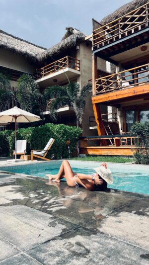 Claudia Zepeda Instagram - Amanecimos con ganas de estar en Puerto Escondido @casajosephzicatela con un bronceado dorado, el mar como primer plano, sin fin de mezcales, cervezas frías, atardeceres mágicos y noches de baile, pasión y amor. 
✨🌞🌊