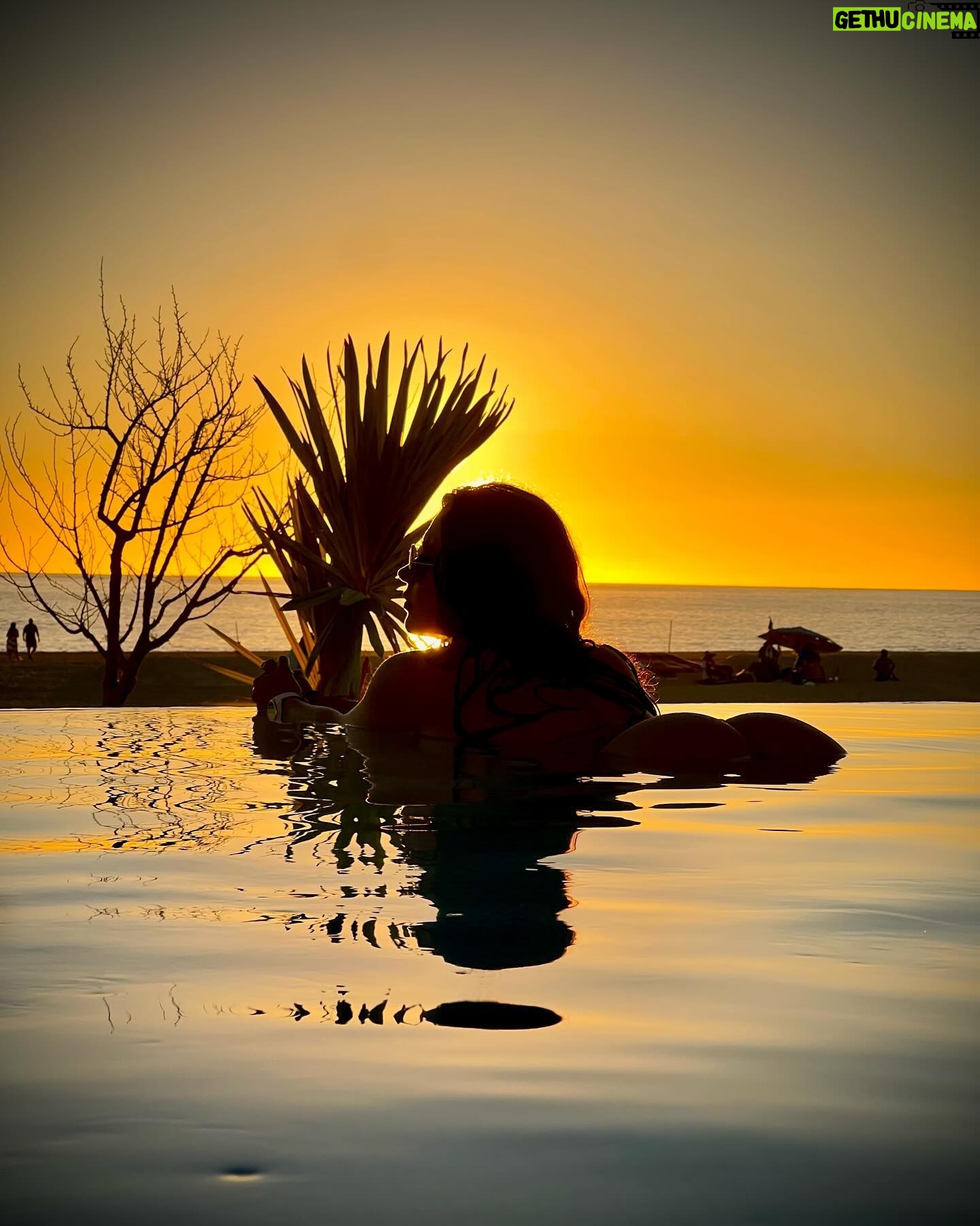 Claudia Zepeda Instagram - Sunsets, rock, & you 🎸 @hrhloscabos #hrhloscabos