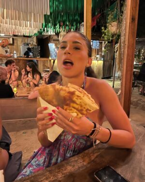 Claudia Zepeda Instagram - Entre cervezas, 
Café con vista al mar,
Una  mirada azul, 
Atardeceres  rosas, 
Perros felices,
Orgasmos culinarios,
Lugares nuevos y secretos, 
Miradas de pasión, 
Y un poco de surf.
