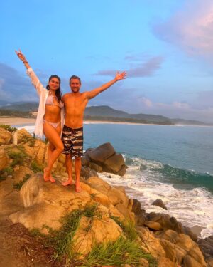 Claudia Zepeda Instagram - Entre cervezas, 
Café con vista al mar,
Una  mirada azul, 
Atardeceres  rosas, 
Perros felices,
Orgasmos culinarios,
Lugares nuevos y secretos, 
Miradas de pasión, 
Y un poco de surf.
